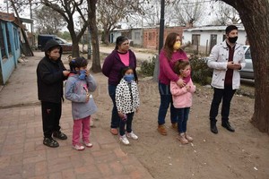 Guillermo Di Salvatore EN EQUIPO. Es enorme el esfuerzo que hace un grupo de personas para ayudar a niños, hombres y mujeres de un barrio carenciado de la ciudad. Pertenecen a la agrupación  Construyendo Puentes .