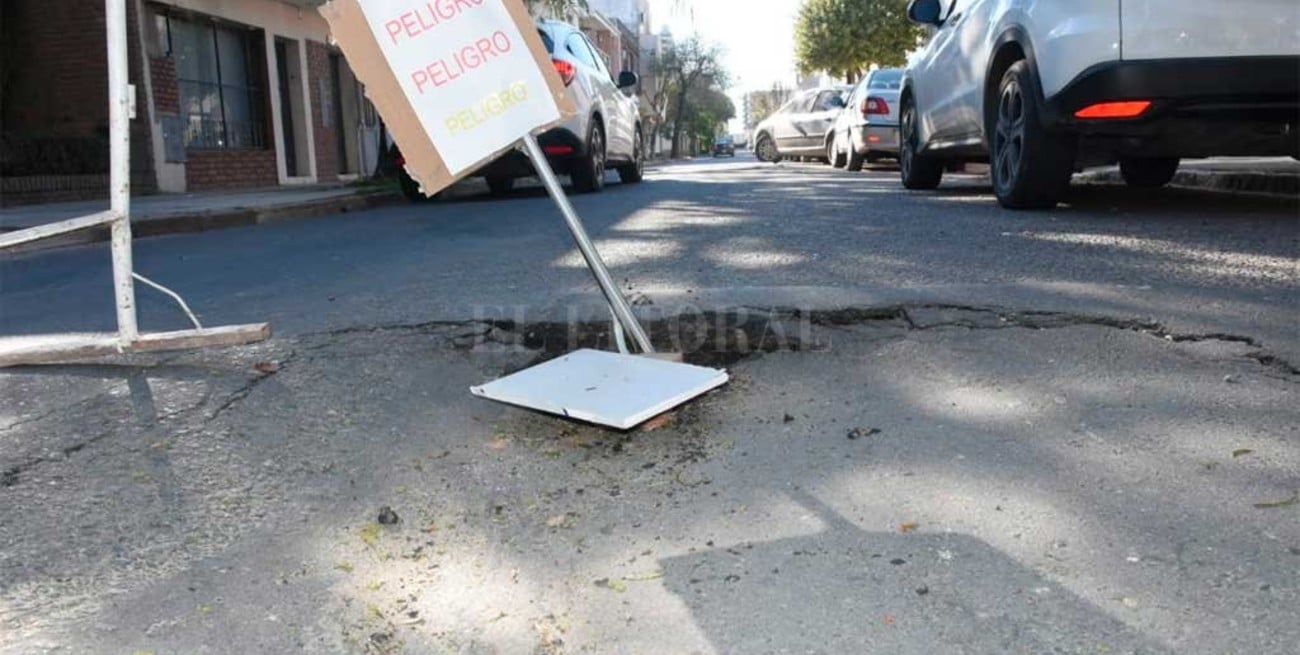 Un peligro: se hundió el pavimento en un sector de barrio Sur