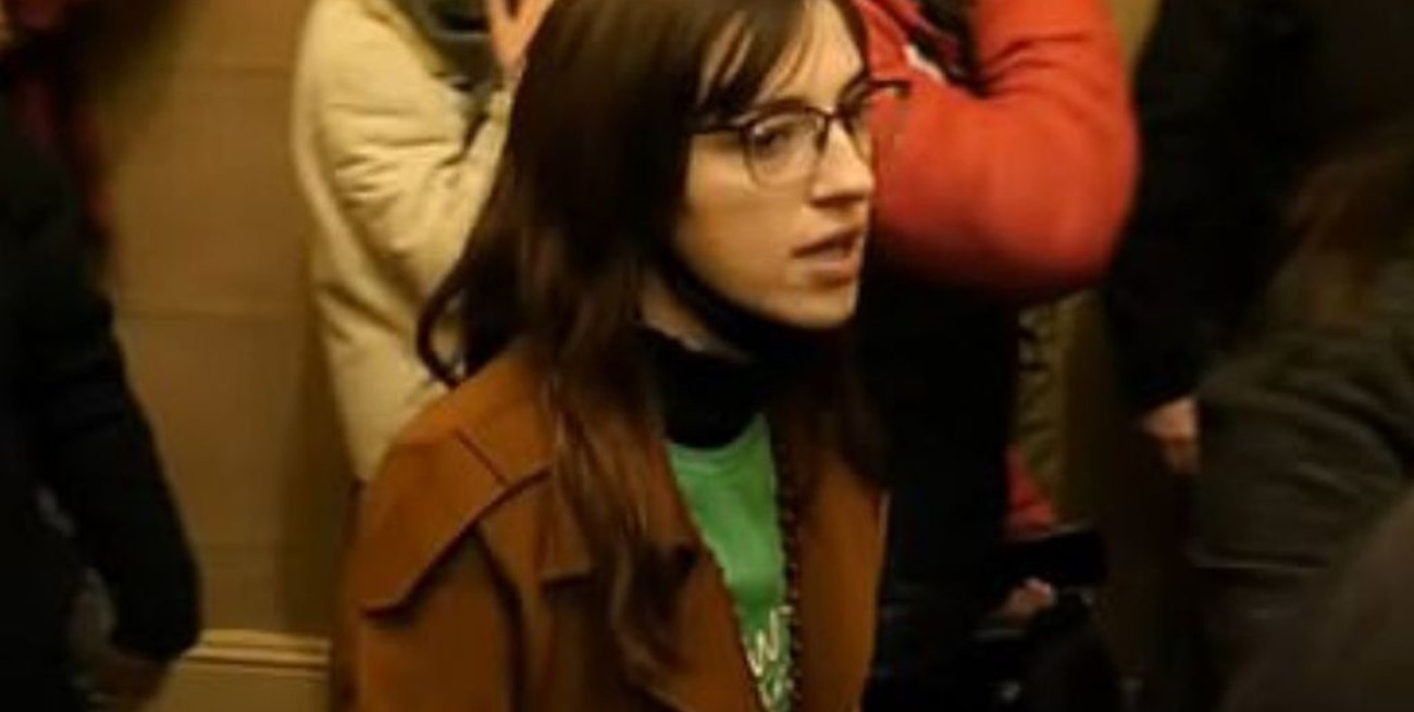 El FBI acusó a una joven que irrumpió en el Capitolio de robar una computadora para venderla a Rusia