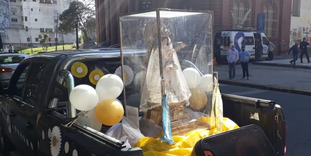 La Virgen del Rosario usa barbijo