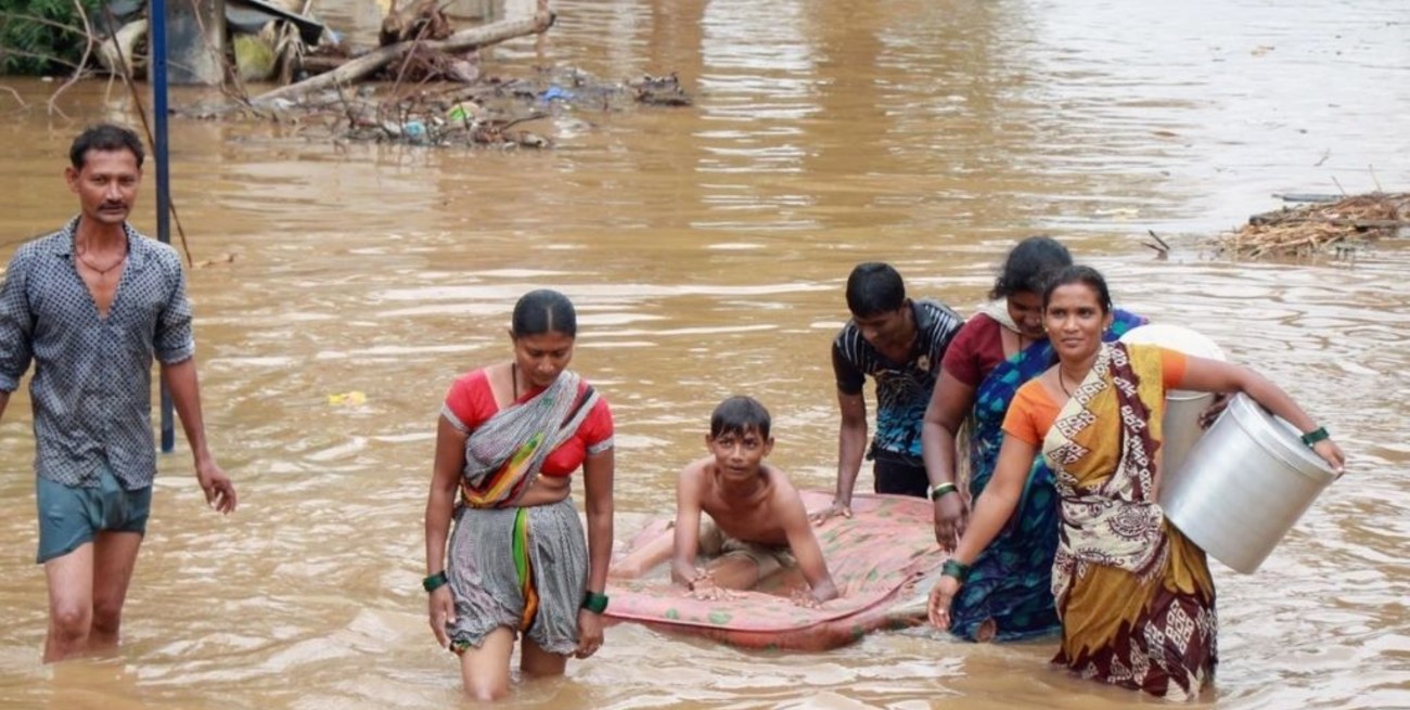 Inundaciones en India dejan al menos 400 mil desplazados