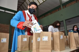 Flavio Raina En el traje de El Principito. El profe de tecnología se puso el traje del protagonista del libro y él mismo, con sus colegas docentes, prepararon las bolsitas para cada alumno de 7mo.