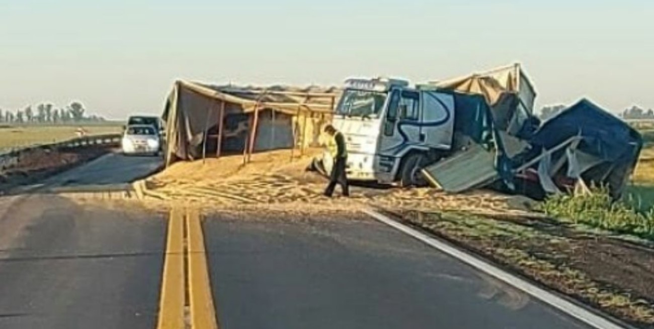 Volcó un camión sobre la Ruta 33 a la altura de Chovet