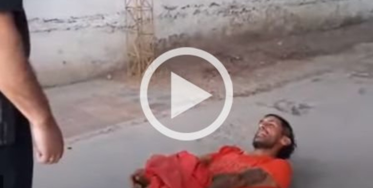 Video: detenido en San Juan mientras cantaba y acusaba a los policías de haberle robado