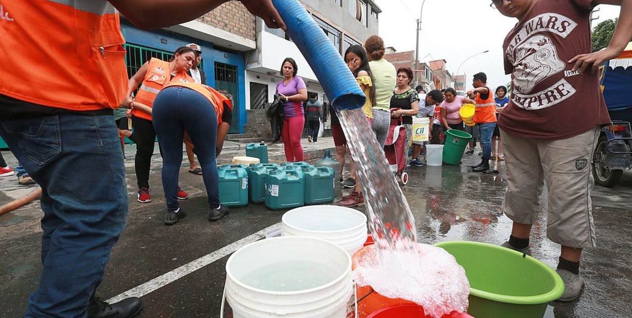 Reclaman el retorno del servicio de agua potable para más de un millón de personas en Perú