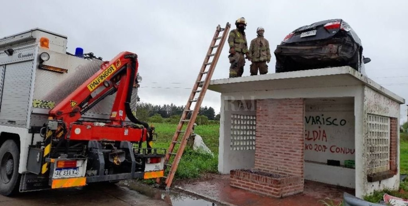Retiran el auto que quedó arriba de una garita de colectivos en Entre Ríos