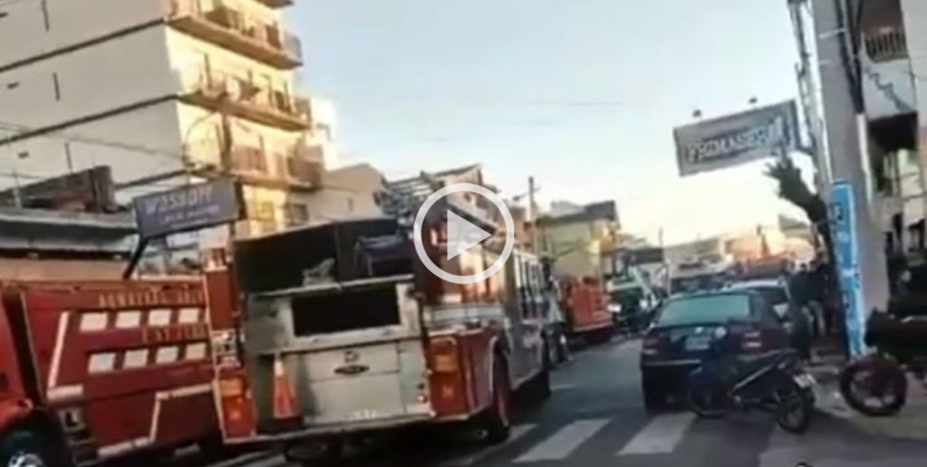 Video: fallecieron dos bomberos tras un incendio en un departamento en Caseros