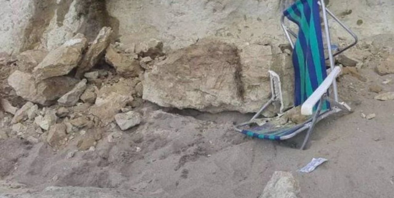 Por riesgo de derrumbe pidieron a los turistas en Las Grutas que no se acerquen a los acantilados