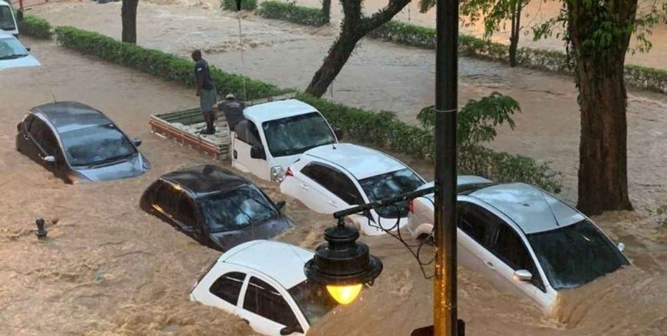 Al menos 34 muertos por derrumbes e inundaciones tras fuertes lluvias en Río de Janeiro