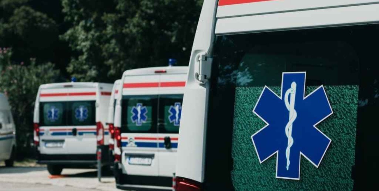 Video: se abrieron las puertas de una ambulancia y un paciente cayó en camilla a la calle