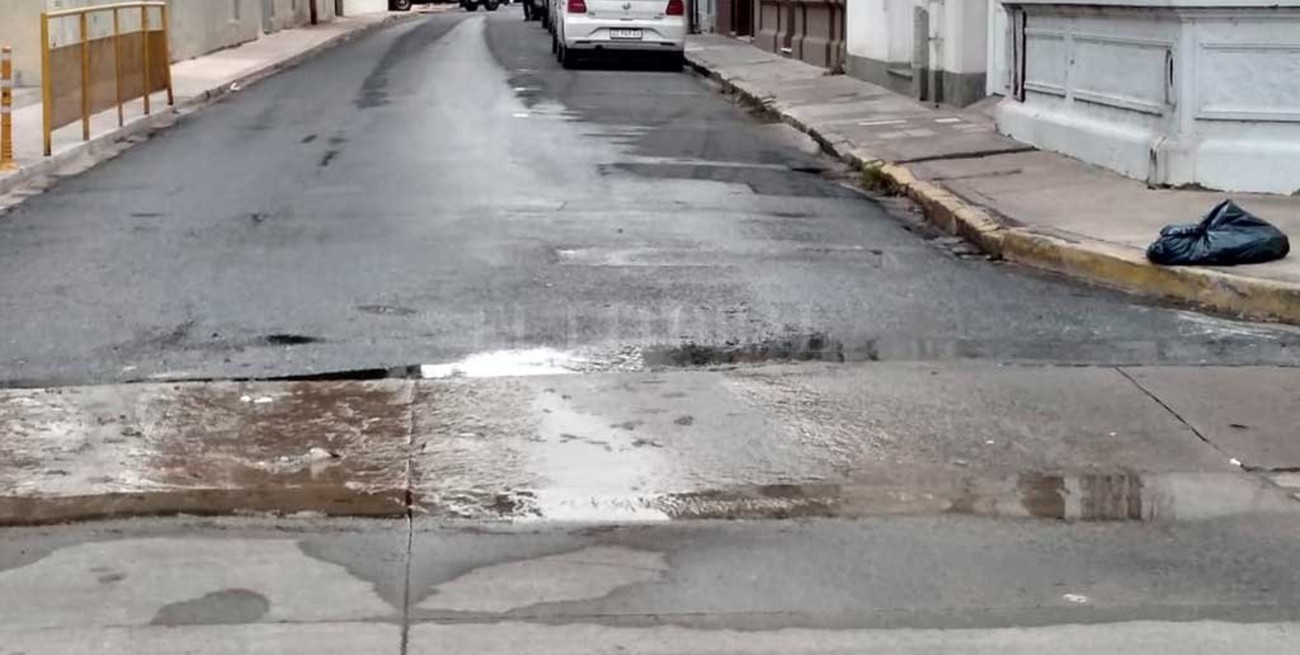 Un caño de agua pierde hace más de dos meses en Barrio Sur