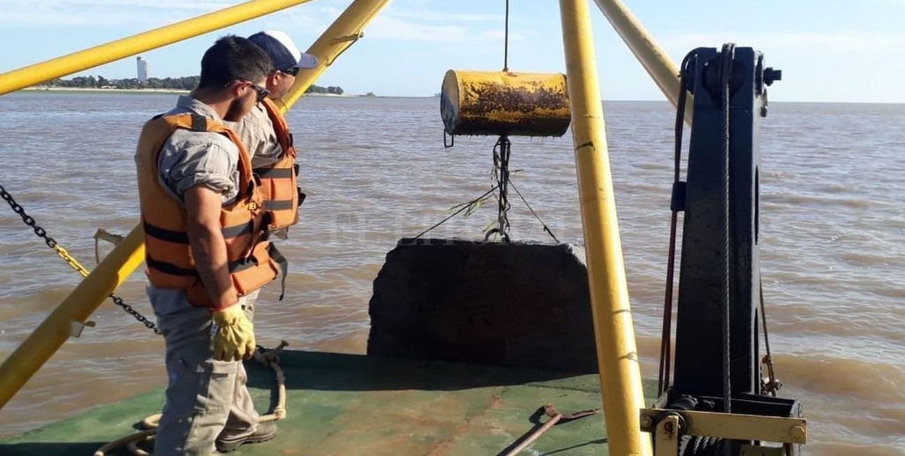 Retiraron de la laguna los "muertos"  de hormigón, fondeados en 2012