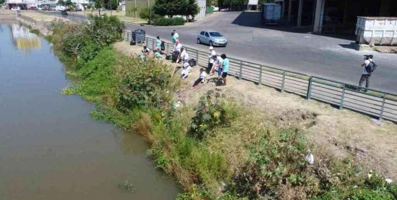 Un shopping y un barrio privado denunciados por contaminar el arroyo Ludueña en Rosario