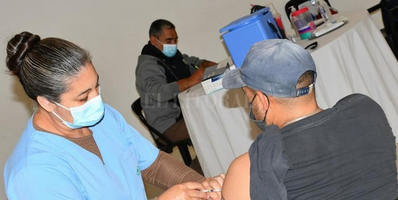 Covid: cómo y por qué van desde el norte provincial a Chaco para vacunarse