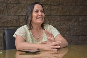 Flavio Raina Jorita .  Voy a sonreír, porque de lo contrario saldré siempre seria en las fotos , dice la candidata. Esa sonrisa es la que espera mantener tras las elecciones generales, con la esperanza de que su espacio obtenga el respaldo la ciudadanía en cantidad de votos.