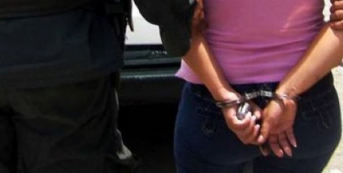 Discutía con su pareja, ella le revoleó el celular y lo mató