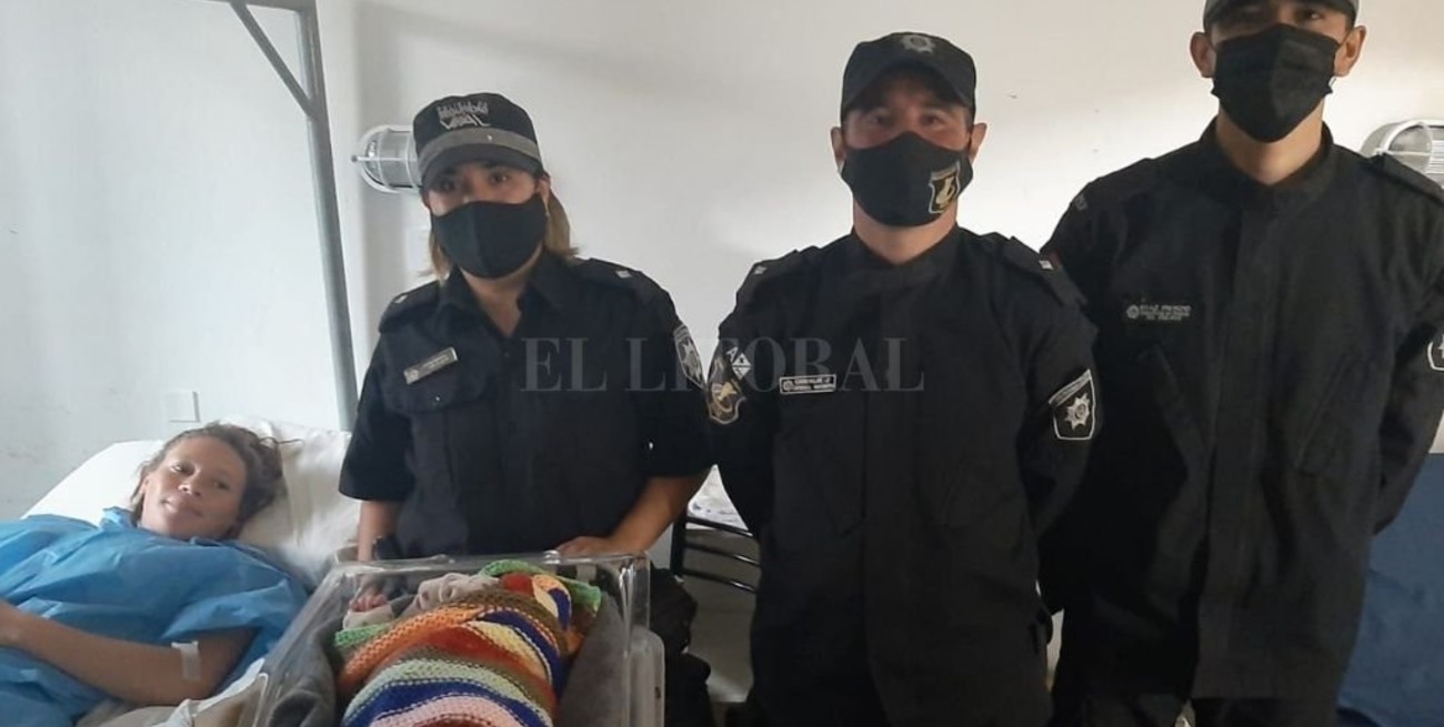 Policías asistieron un parto en la autopista