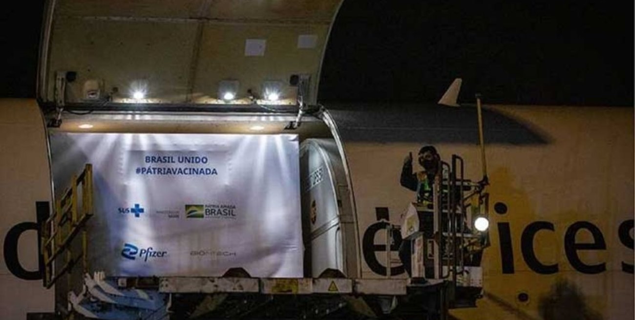 Brasil recibe el primer lote de vacunas de Pfizer