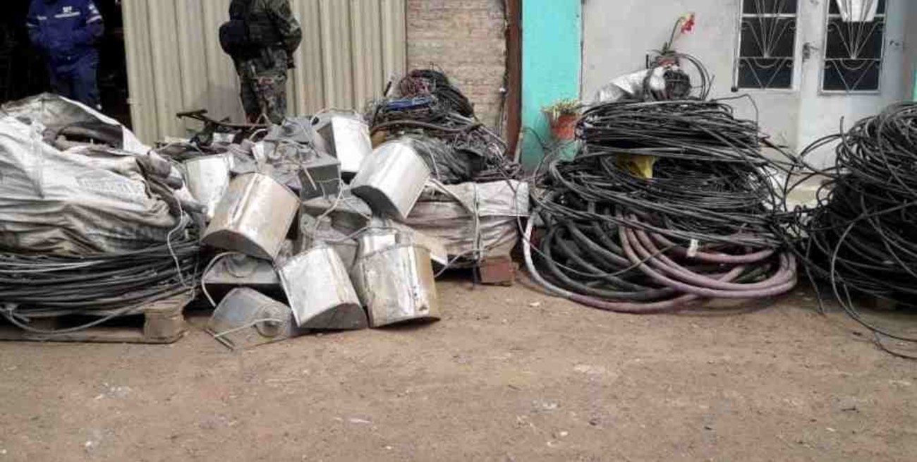Secuestraron cables robados de la EPE: había reflectores, 3000 kilos de cobre y caños