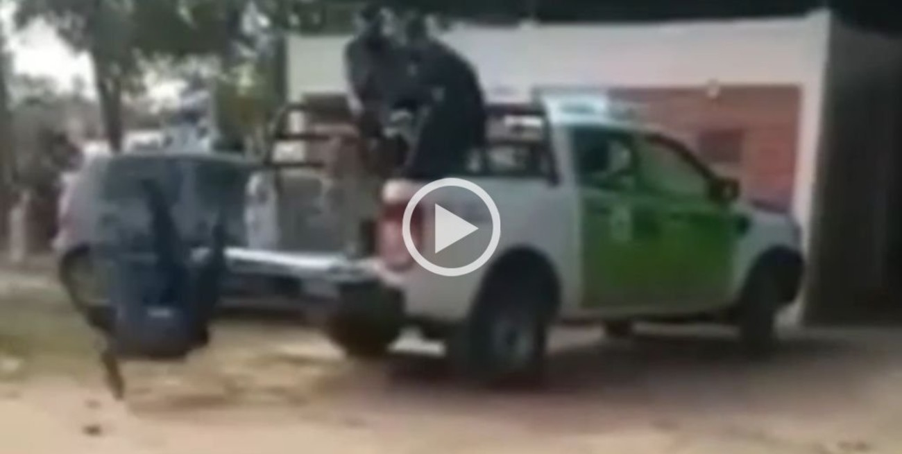Video: un detenido empujó de un patrullero a un policía en Corrientes