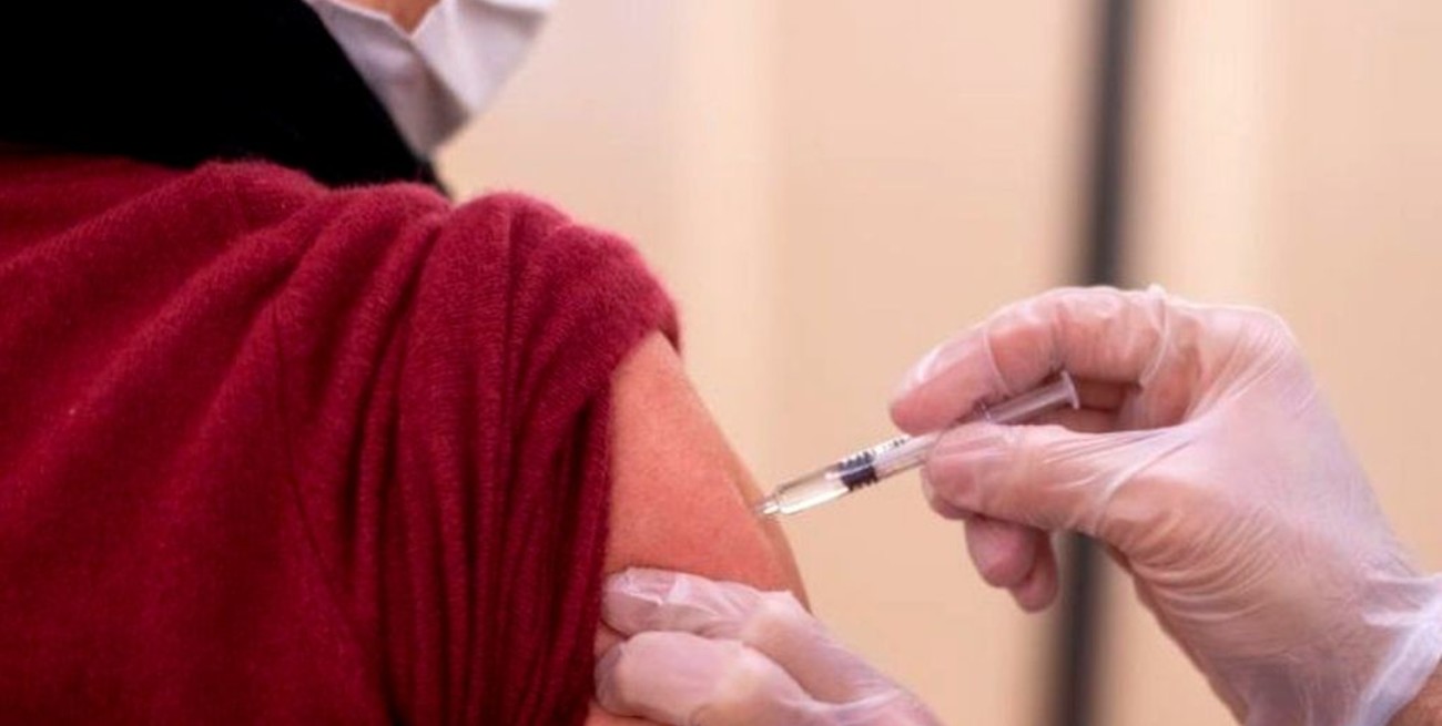 Afirman que una sola dosis de la vacuna de Pfizer y AstraZeneca reduce un 80% las hospitalizaciones