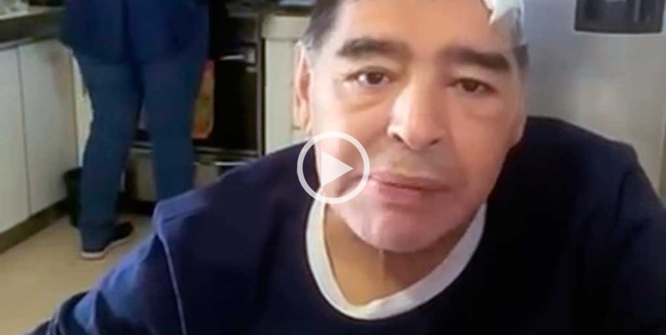 Difunden un video inédito tras la operación de Maradona: "Estoy abollado, pero bien"