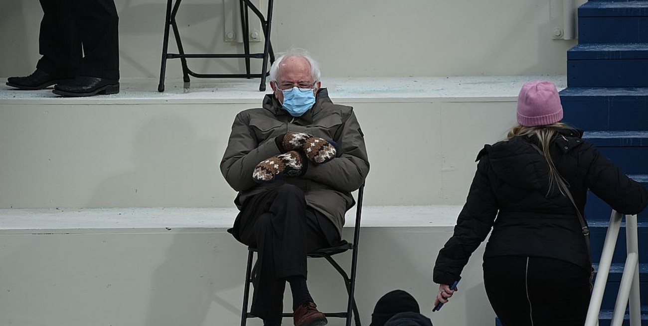 Bernie Sanders usa su "meme viral" para vender ropa a beneficio