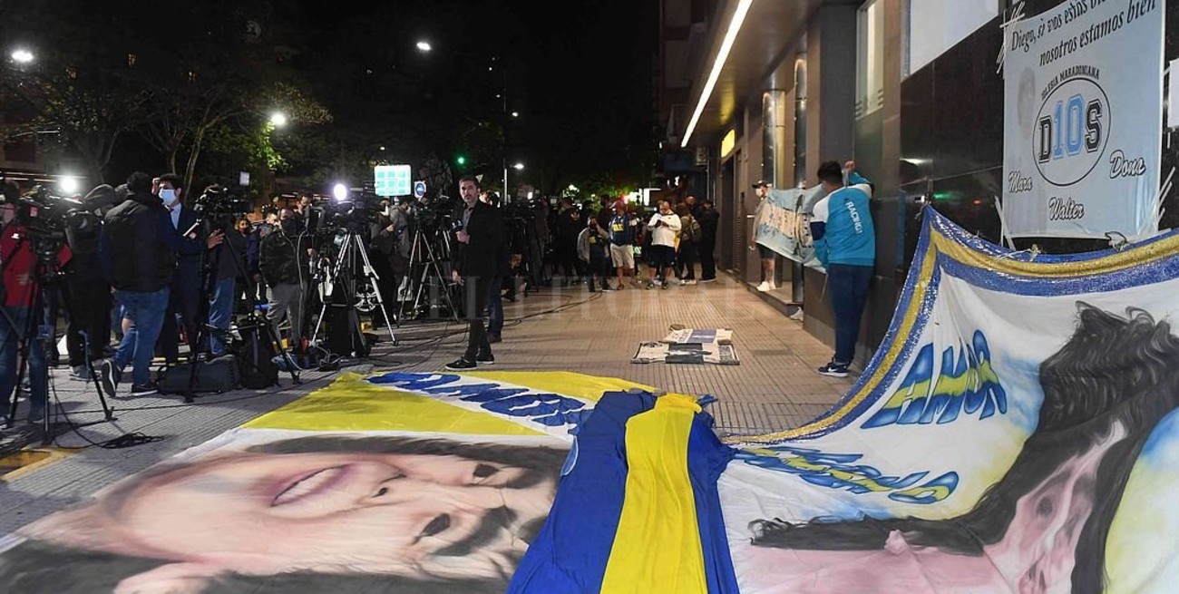 El mundo del fútbol, en vilo con la salud de Maradona
