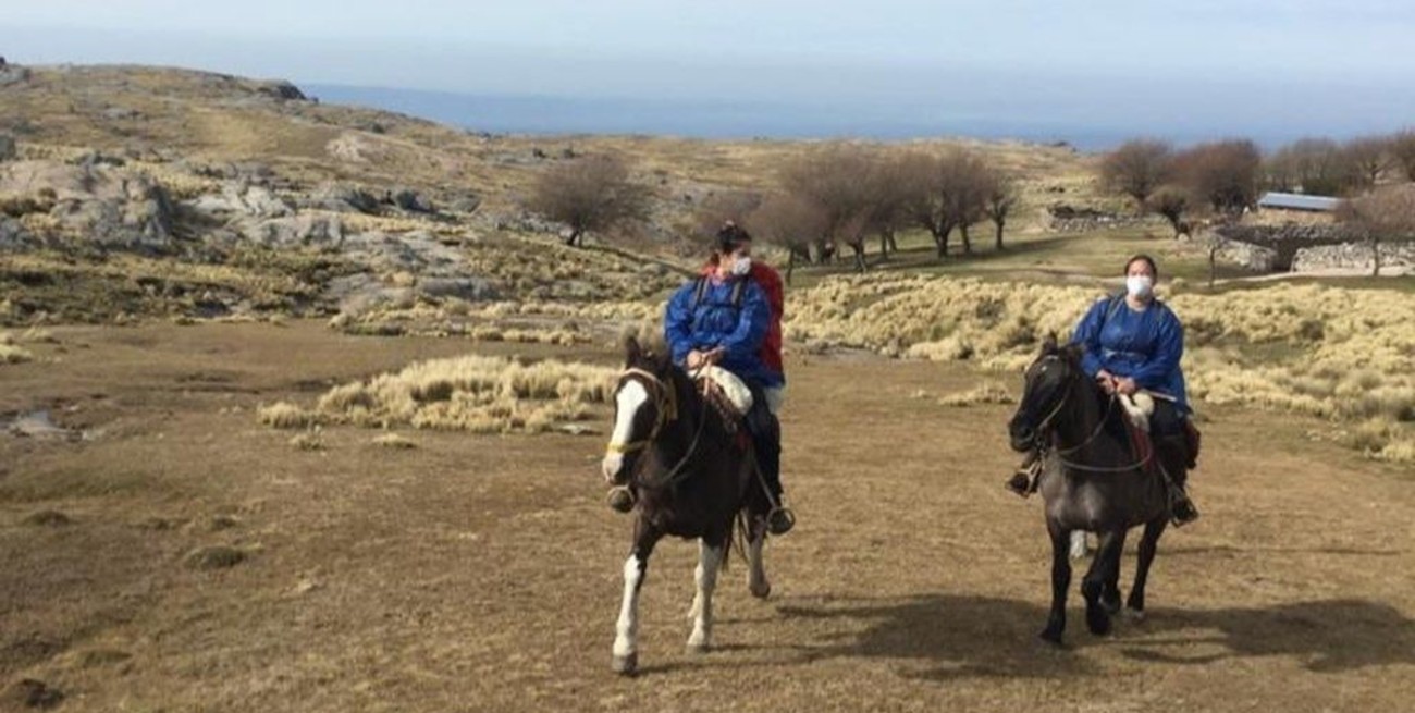 Enfermera santafesina en una experiencia inédita: cargaron vacunas a caballo y las llevaron al corazón de la montaña