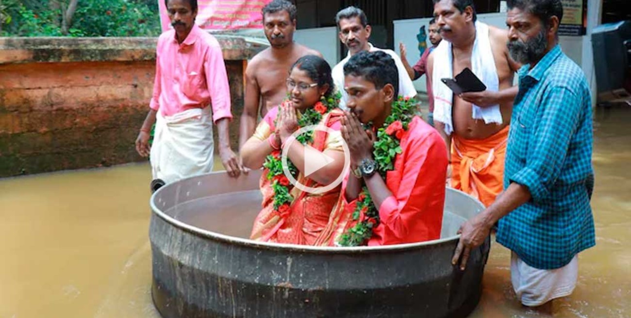 Insólito: se casaron en medio de las inundaciones de India y arriba de una olla gigante