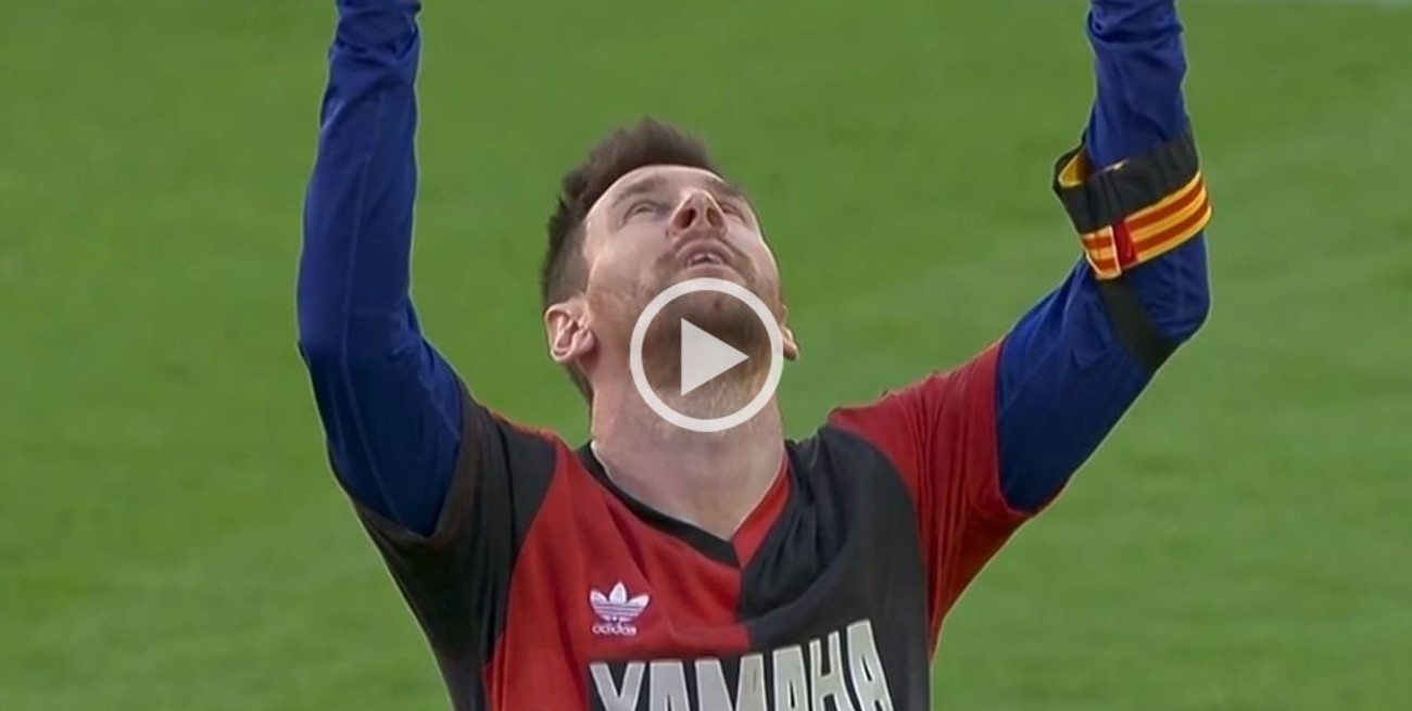 Video: Messi marcó un gol y se lo dedicó a Maradona utilizando una camiseta de Newell's