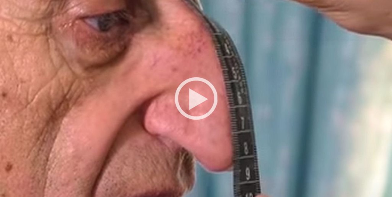 Video: desde hace dos décadas, este es el hombre con la nariz más larga del mundo