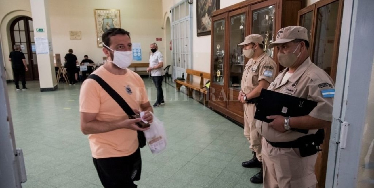 Insólito: en su mesa figuraba un hombre con pedido de captura y detalló en redes el minuto a minuto