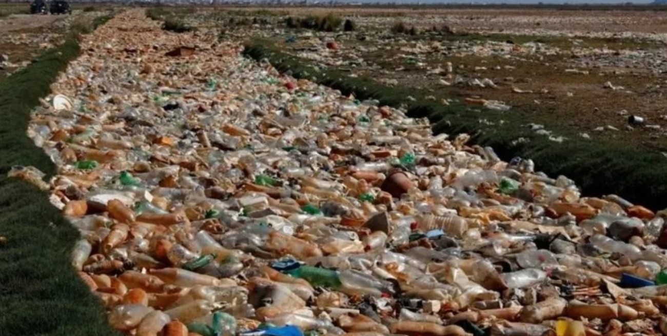 Lago Uru Uru en Bolivia, un basurero lleno de plásticos y desechos