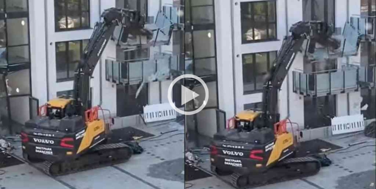 Video: un contratista destruyó un edificio con su excavadora porque no le pagaron