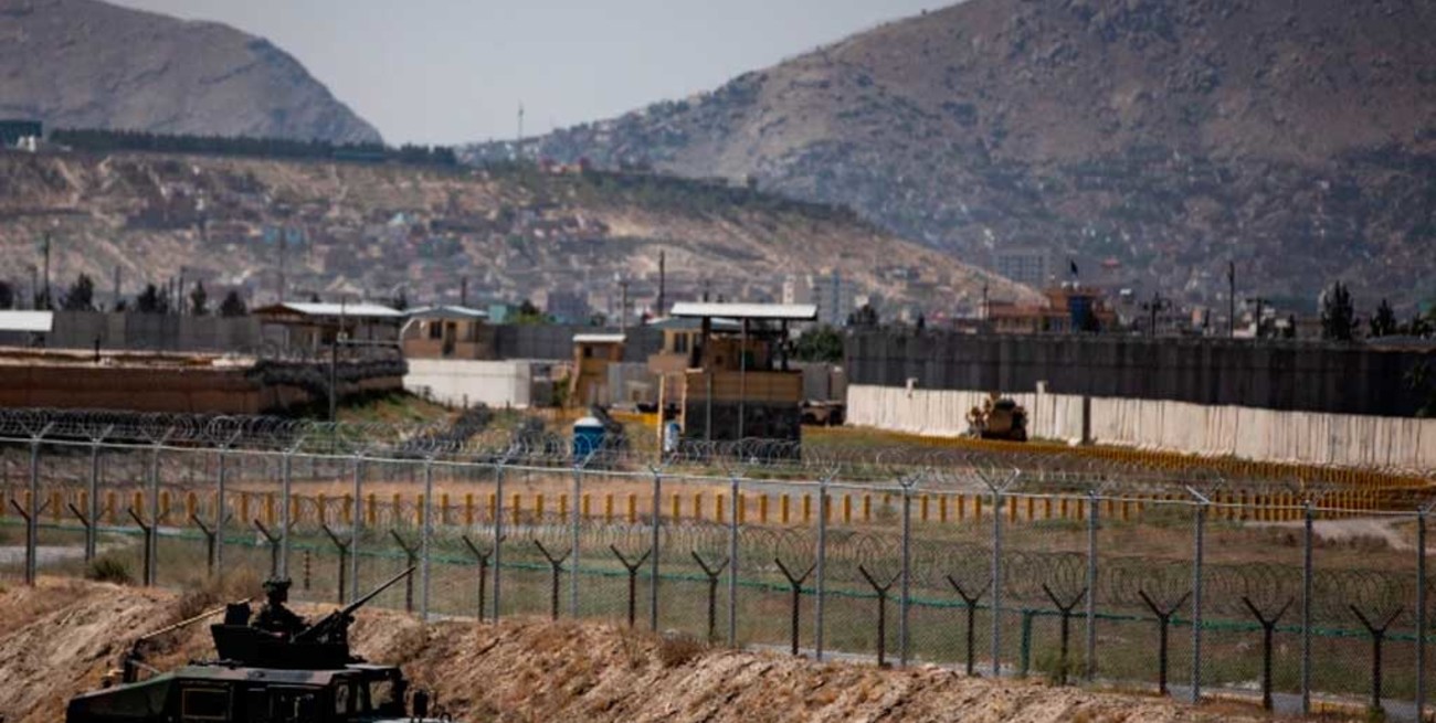 Explosiones frente al aeropuerto internacional de Kabul: al menos 11 muertos