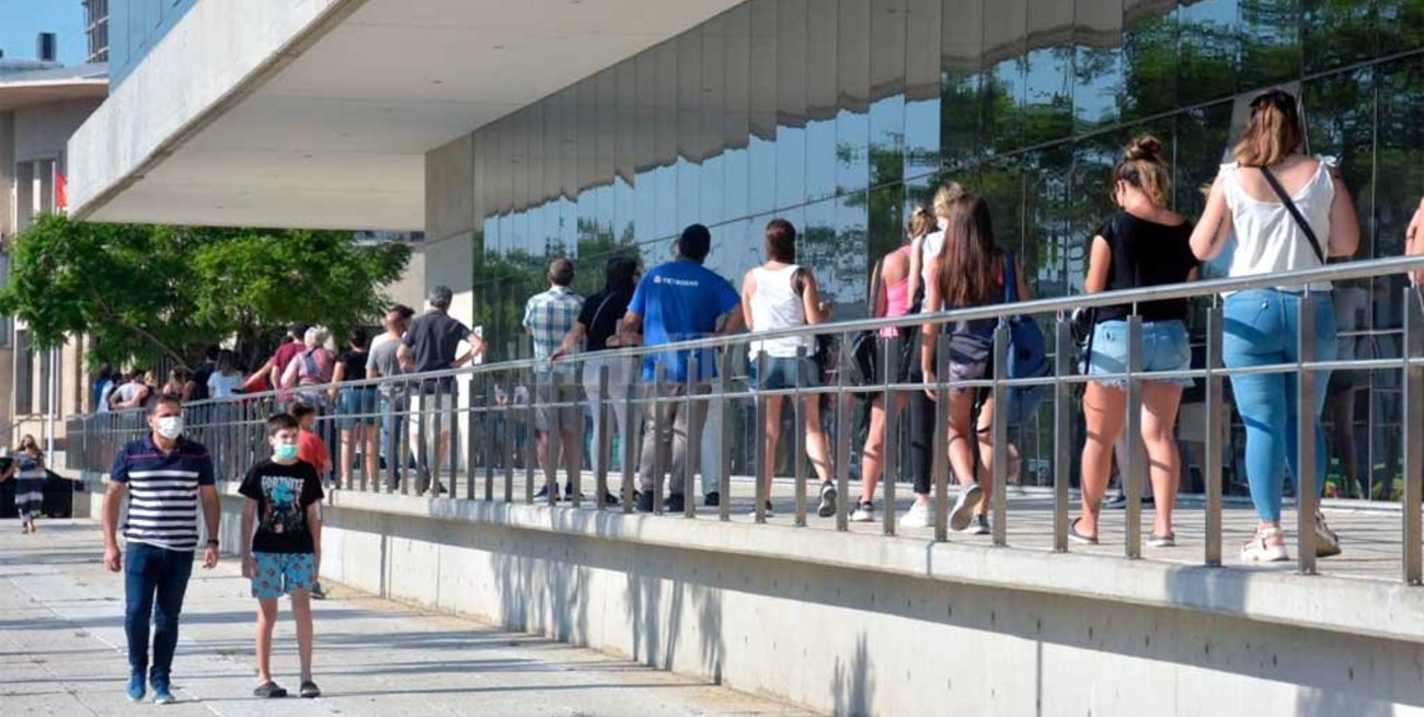 Largas colas para hisoparse en Santa Fe: dónde funcionan los centros de testeos
