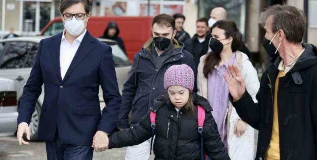 Una niña que sufría bullying por tener síndrome de down fue acompañada a la escuela por el presidente