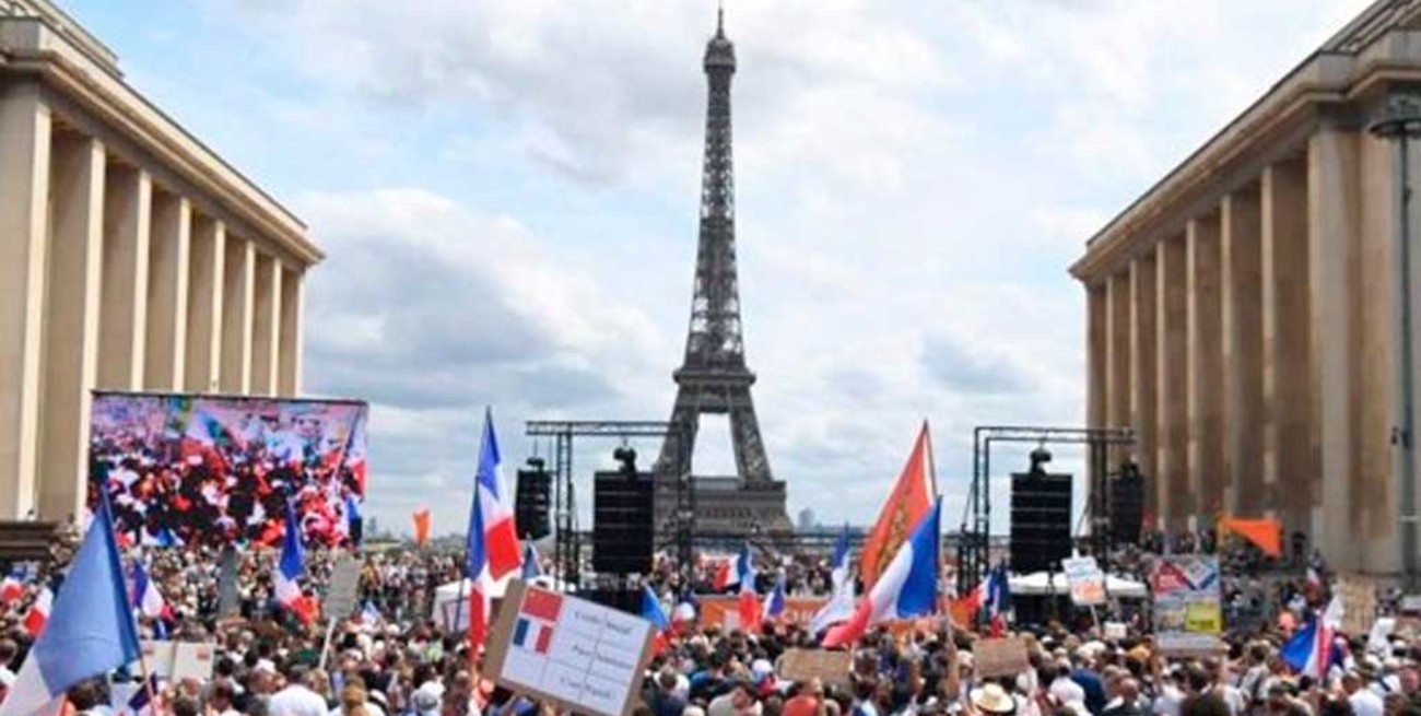 El Parlamento francés aprueba el pase sanitario y avanza la vacunación contra el coronavirus