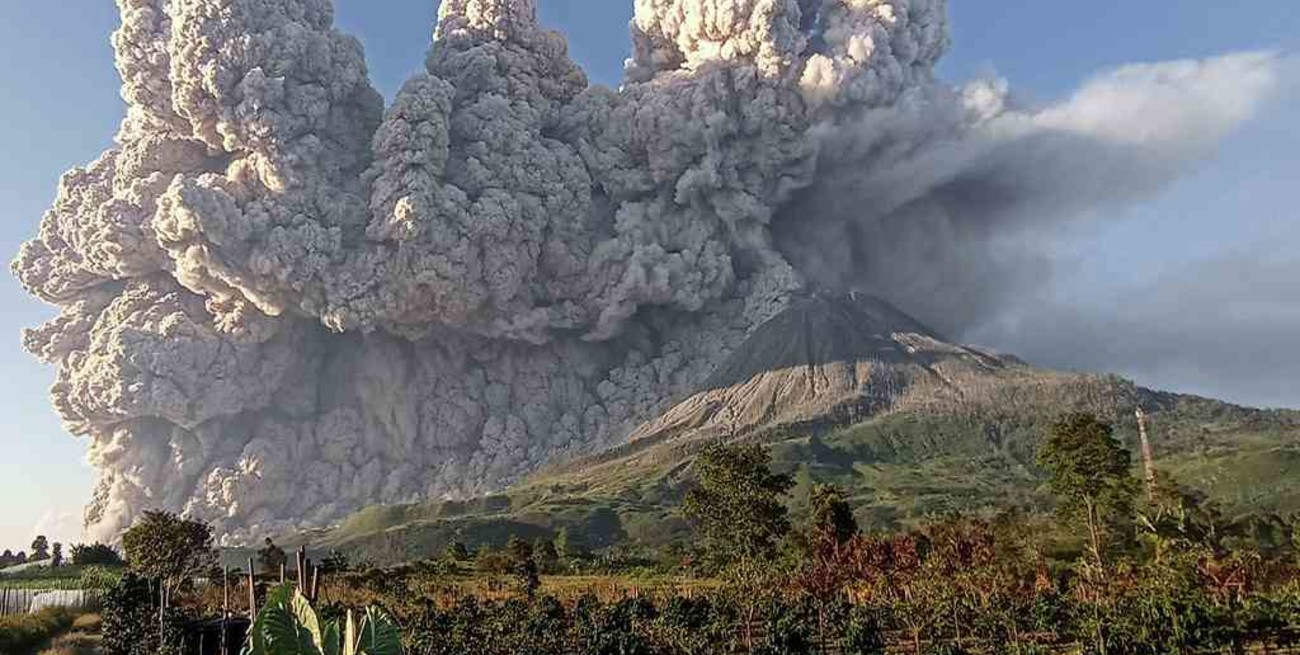 Indonesia: el volcán Sinabung emitió una gigantesca columna de humo y cenizas