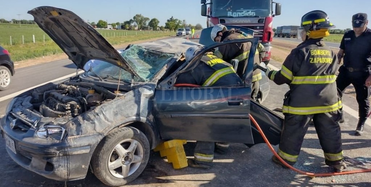 En Rafaela bomberos rescataron a una mujer atrapada en un auto