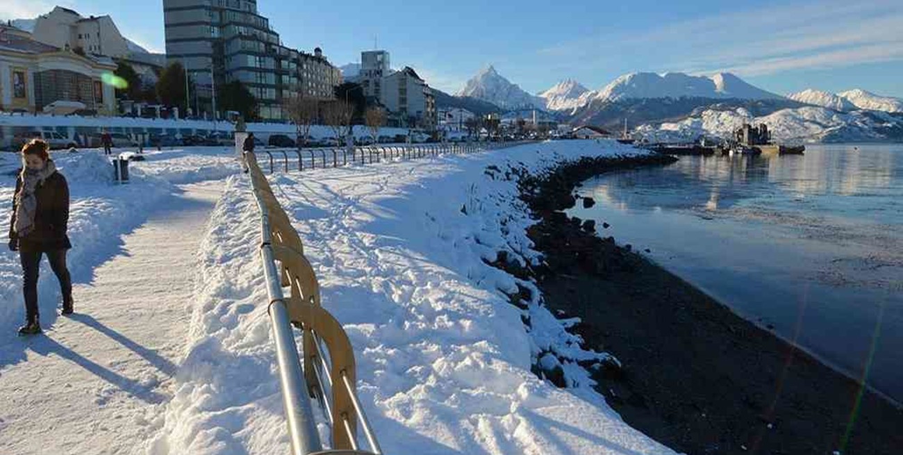 Ushuaia acondicionan pistas para esquiar en pleno centro de la ciudad