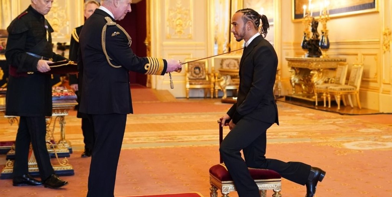 Hamilton recibió el título de Caballero en manos del Príncipe de Gales