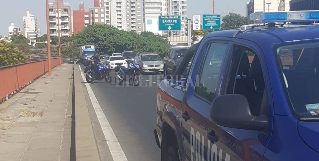 Agentes policiales evitaron que un hombre se arroje del Puente Oroño