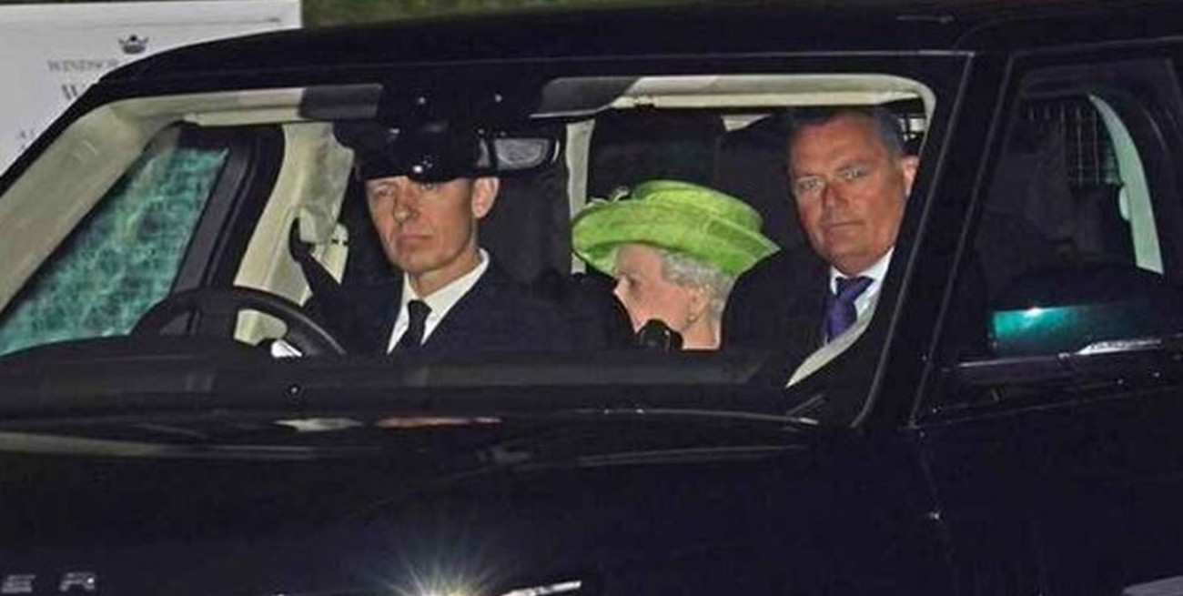 Isabel II asiste al doble bautismo de sus bisnietos, los hijos de Eugenia de York y Zara Tindall