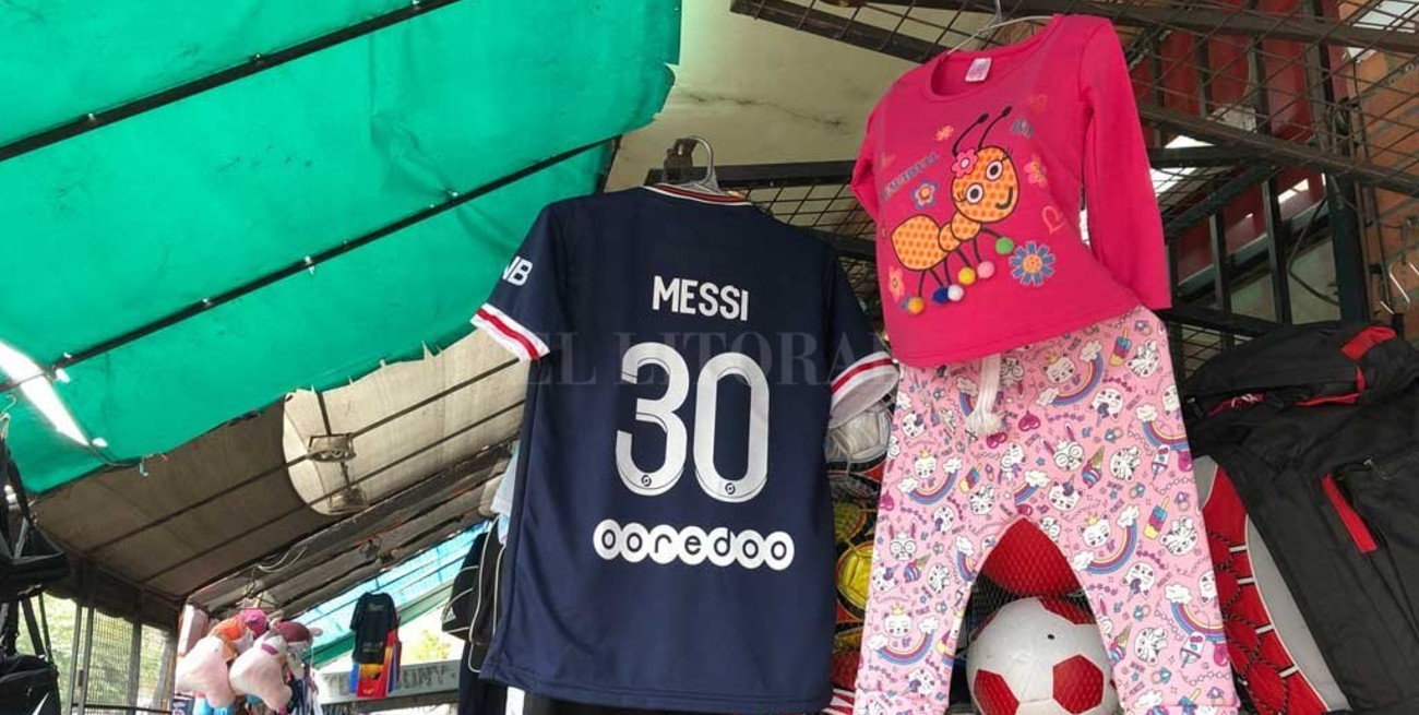 En Santa Fe ya se vende la camiseta 30 de PSG con el nombre "Messi"