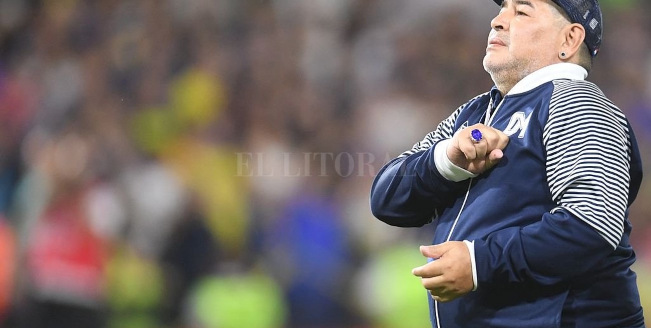 "A Maradona le costaba pararse, caminar y coordinar", dijo el preparador físico que lo entrenaba