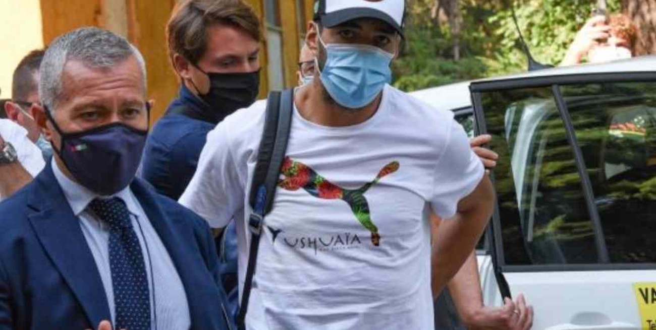 Investigan irregularidades en el examen de ciudadanía de Luis Suarez