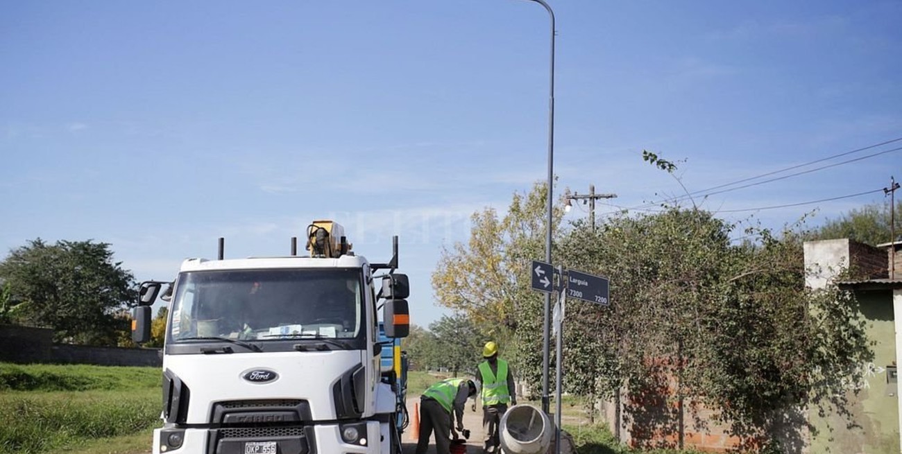 En barrio Scarafía, instalan 100 columnas de iluminación Led