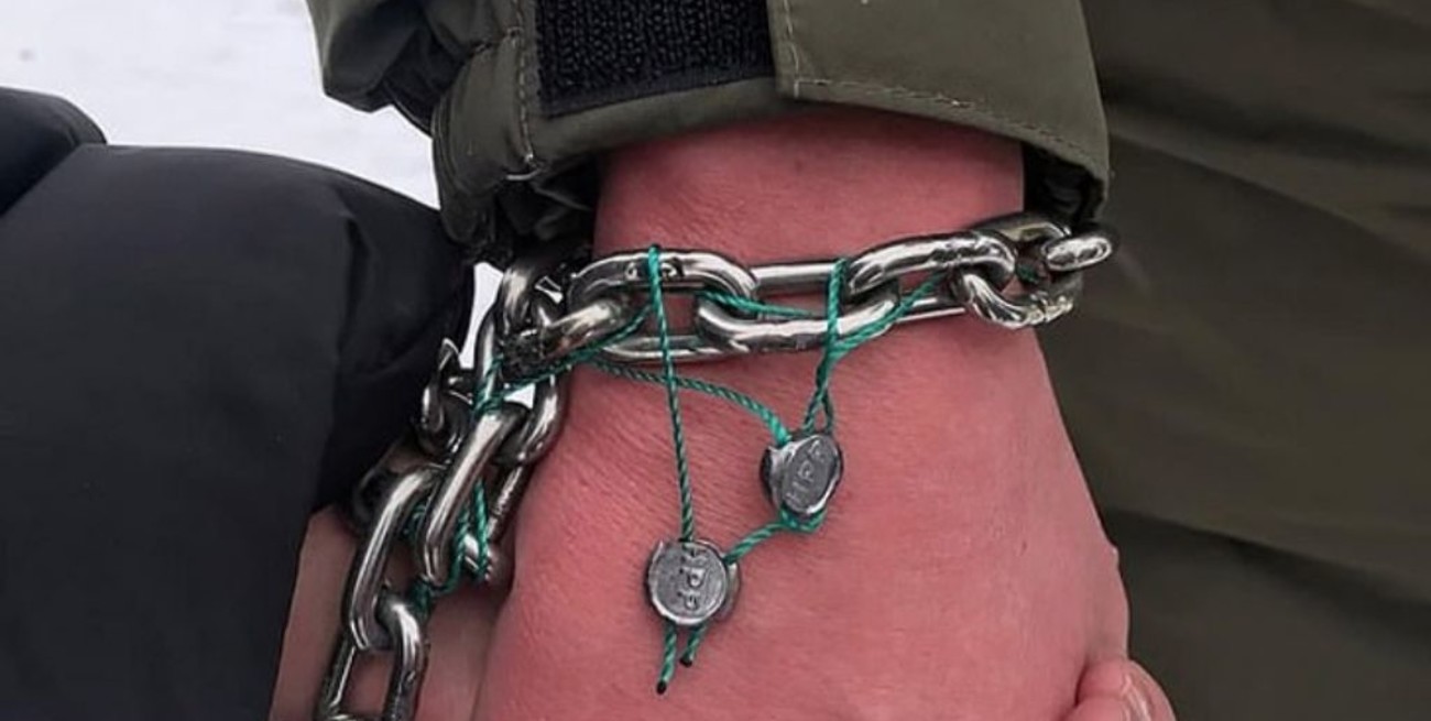 Una pareja ucraniana se encadenan y hacen todo junto